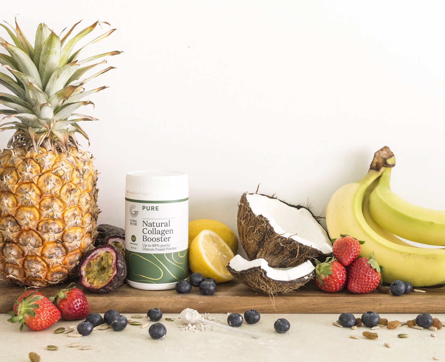 Potencializador de colágeno natural rodeado por frutas tropicais frescas e bagas