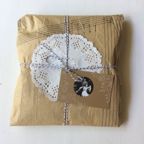 Presente embrulhado em padrão de costura vintage e guardanapo de papel