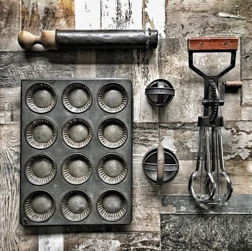 Bandeja vintage e utensílios de cozinha de mercados, vendas de quintais e leilões de acessórios de fotografia