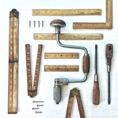 Ferramentas vintage e parafusos e cabos de régua de ferragens de armazém