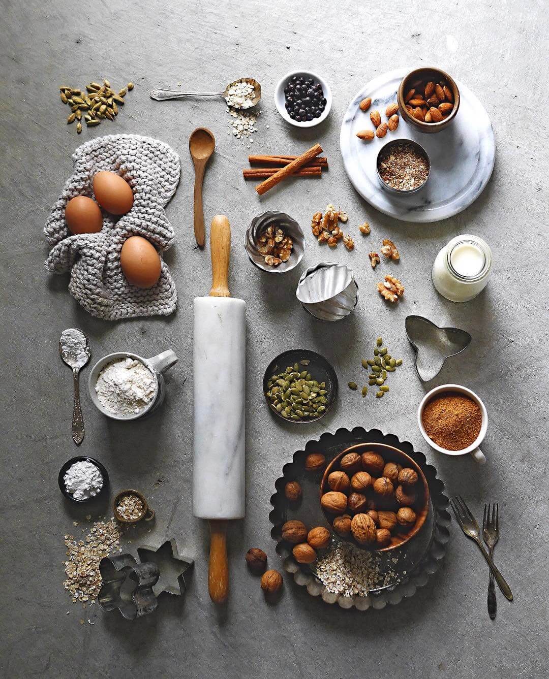 arranjo flatlay com utensílios de cozinha, ingredientes e especiarias
