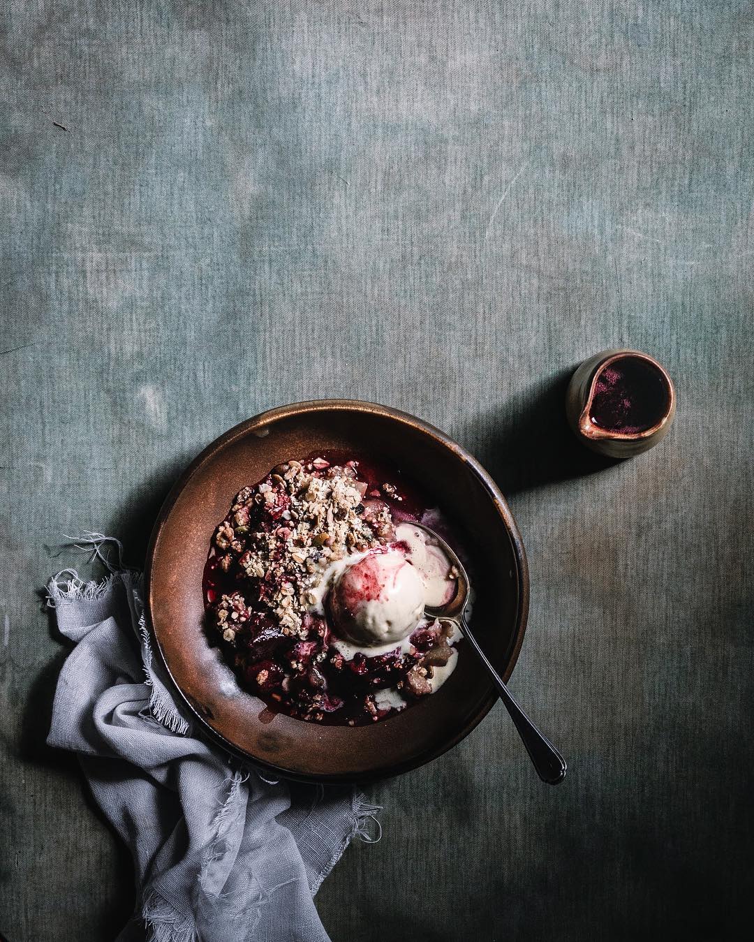 tigela de crumble de ruibarbo de maçã