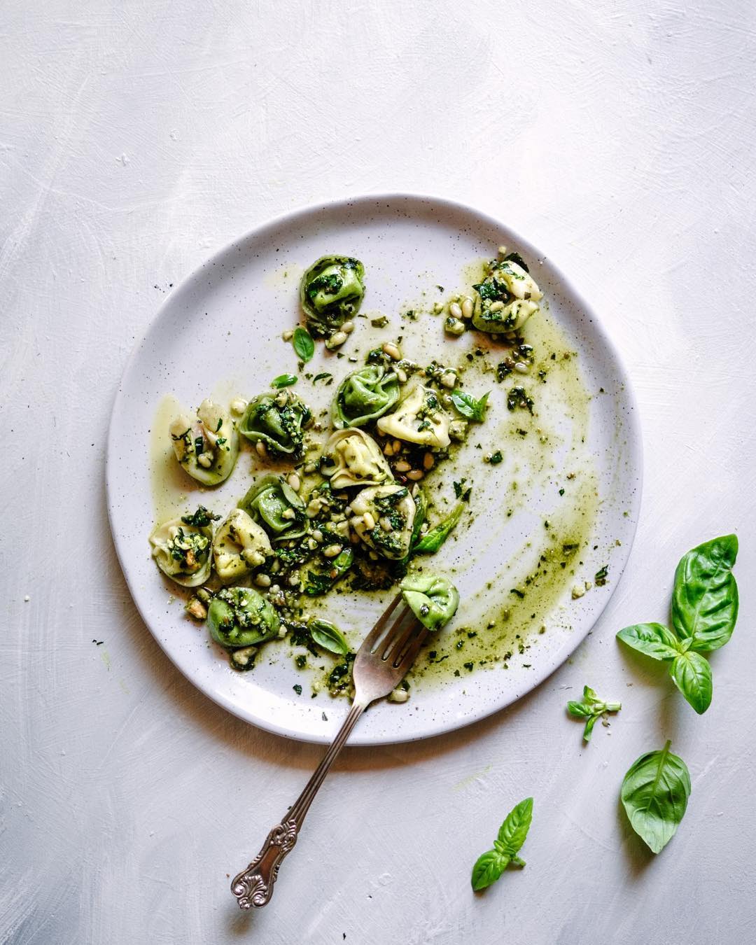 massa caseira com pesto de manjericão e pinhão