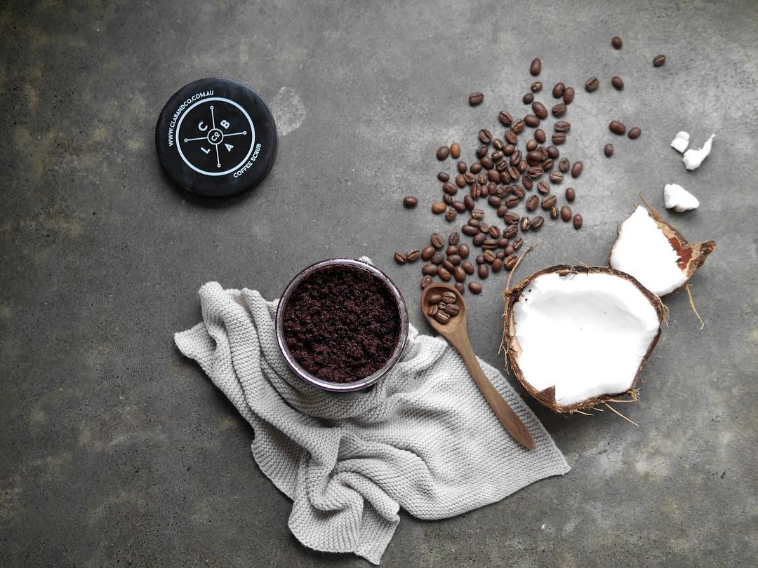 Esfrega de café de coco com feijão integral