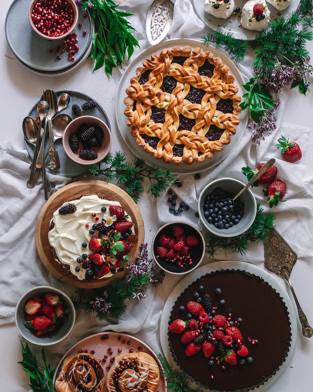 festa de sobremesa decadente com torta de torta e frutas vermelhas