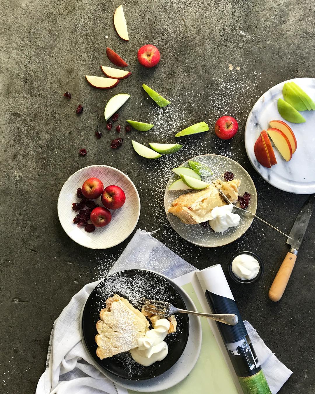 maçãs frescas com bolo e chantilly