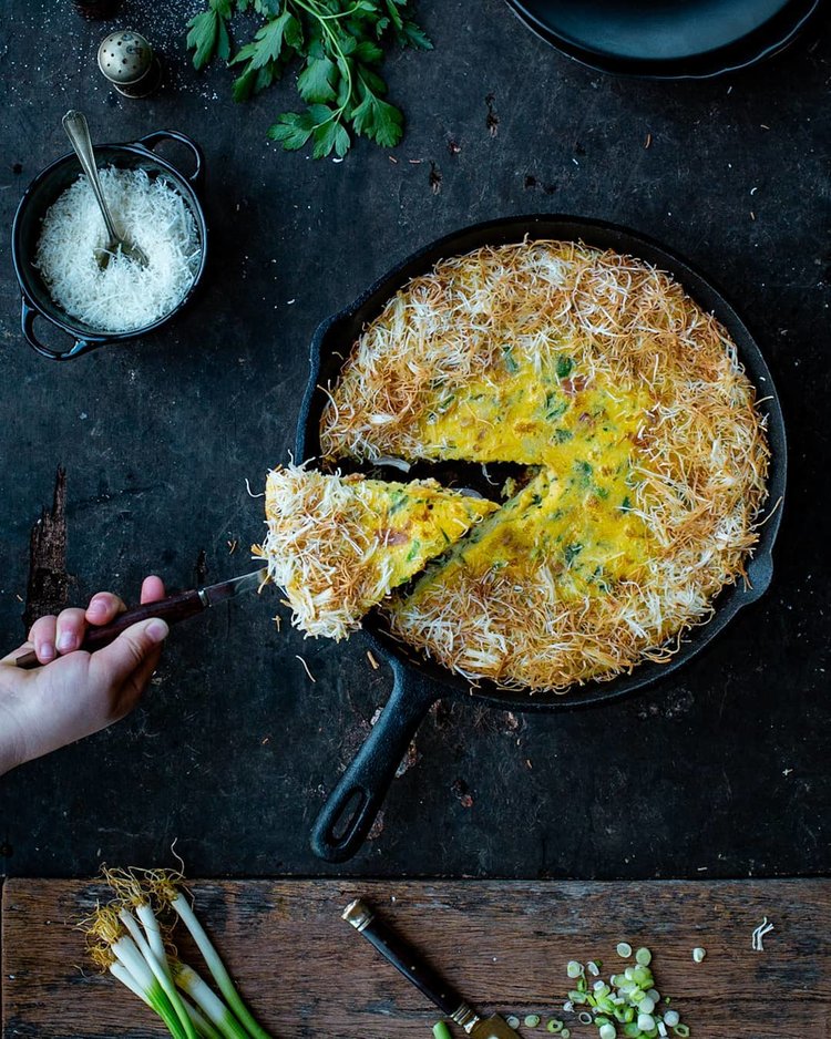 Servindo uma omelete em uma frigideira de ferro fundido