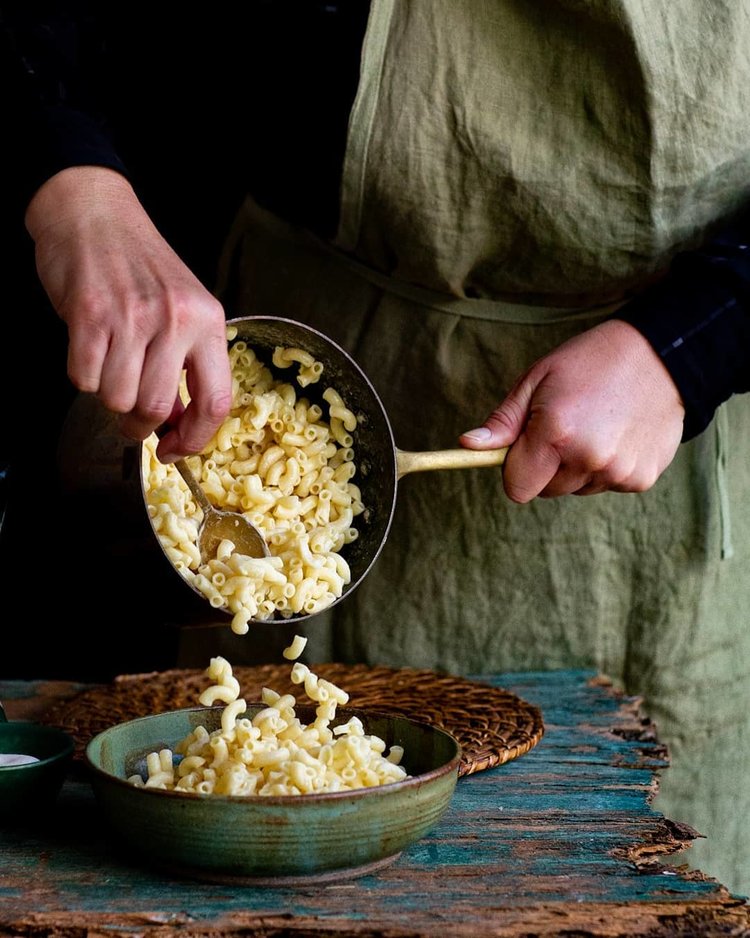 servindo macarrão em uma tigela