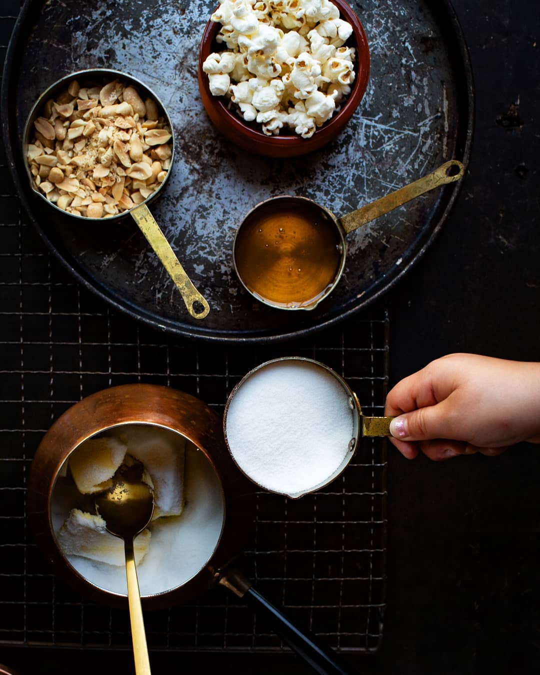 Fazendo ingredientes para pipoca cristalizada