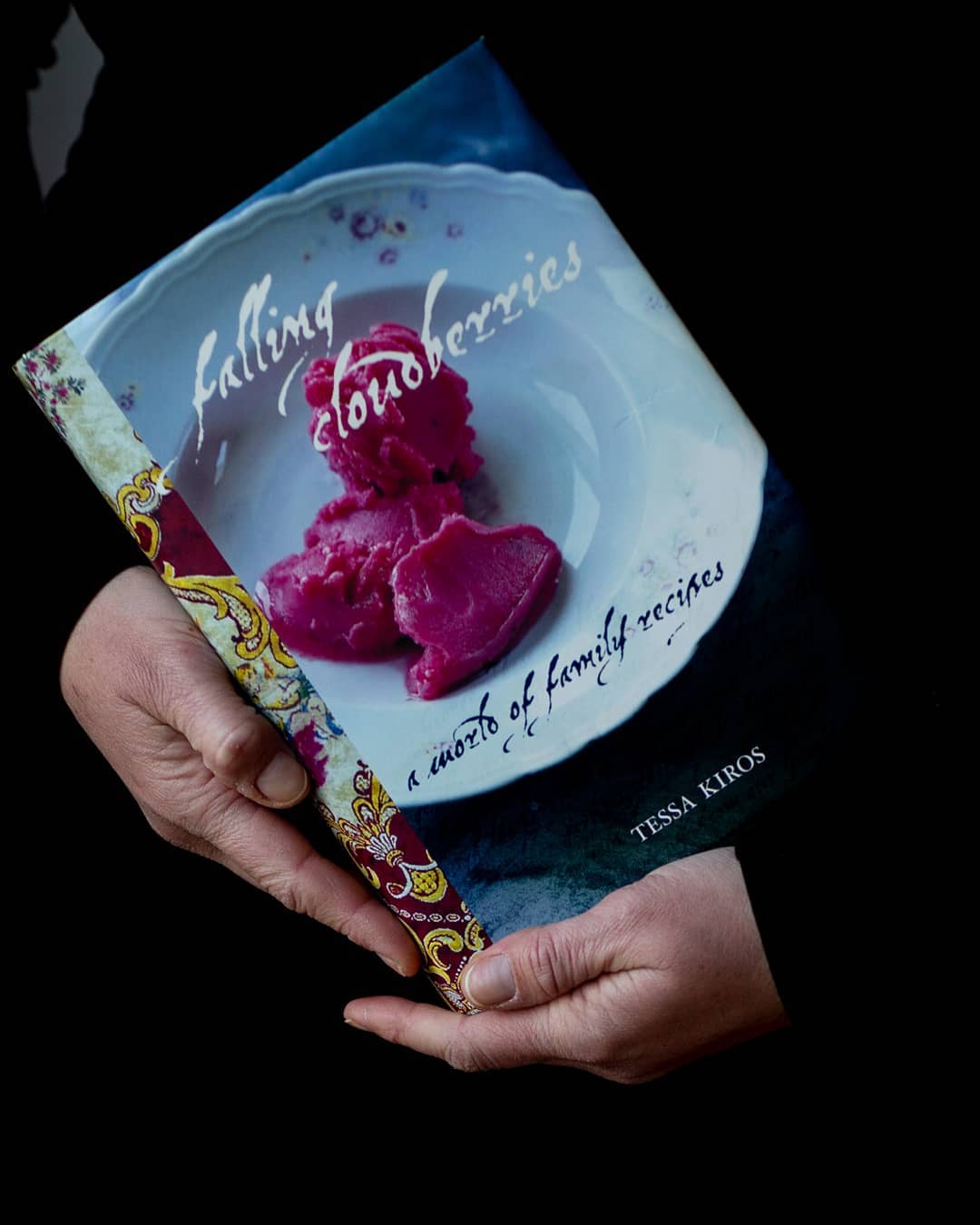 pegando seu livro de receitas favorito da prateleira