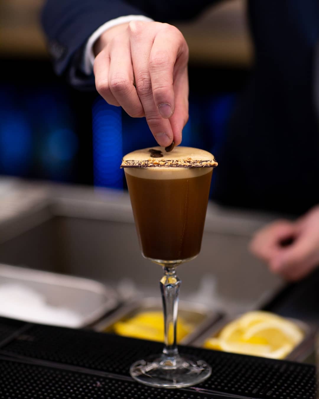 adicione um lado de grãos de café a um martini expresso