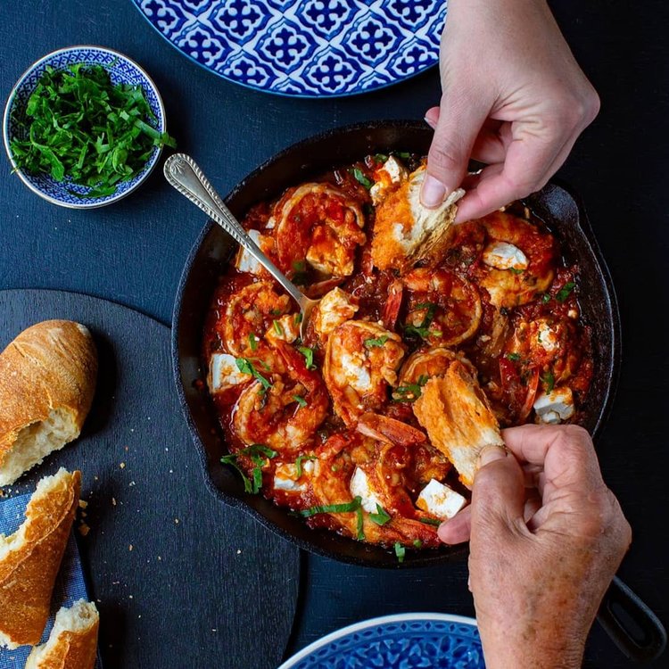 desfrutando de camarão com tomate com pão fresco