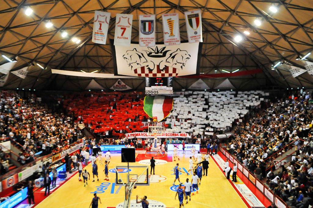 Curva con coreografia dedicata allo Scudetto U17 della Dife Pistoia Basket