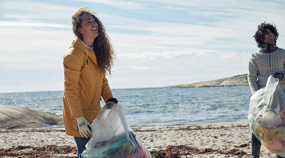 To personer som rydder på strand