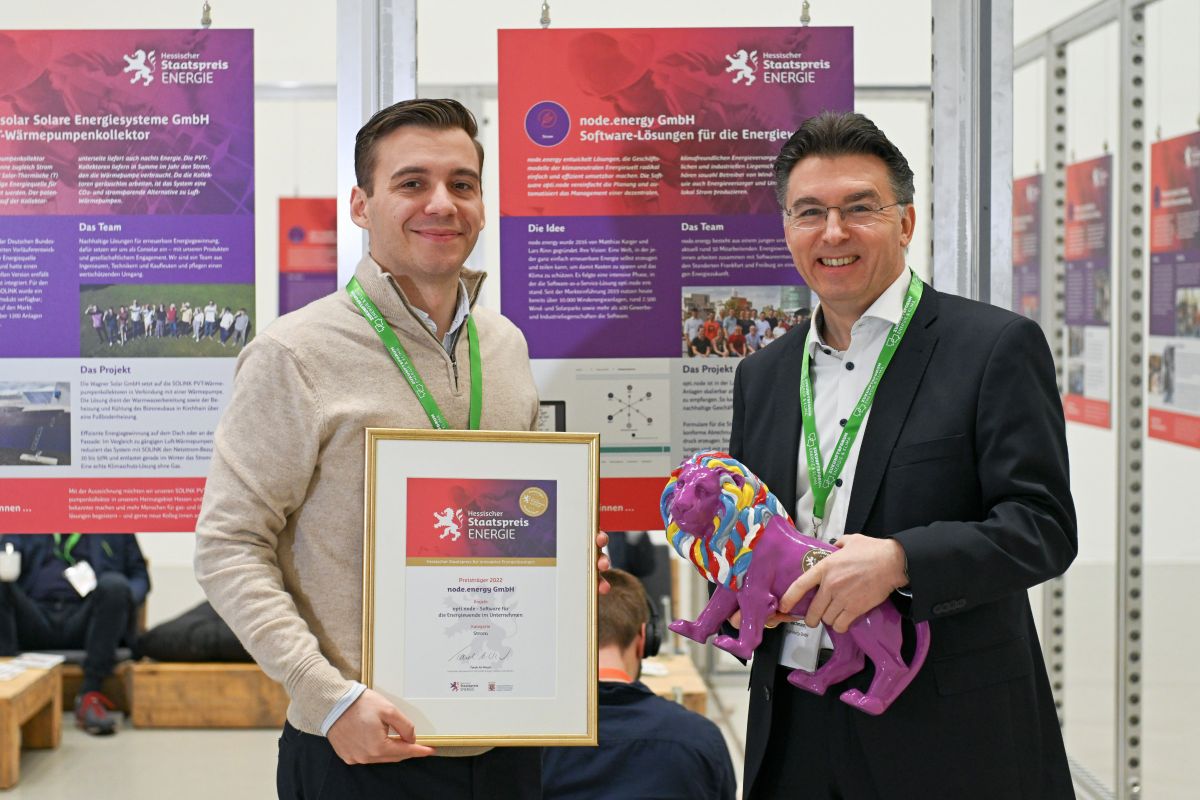 Marvin Dudek (li.), Head of Sales und Michael Blichmann, Geschäftsführer der node.energy freuen sich über den Hessischen Staatspreis Energie.