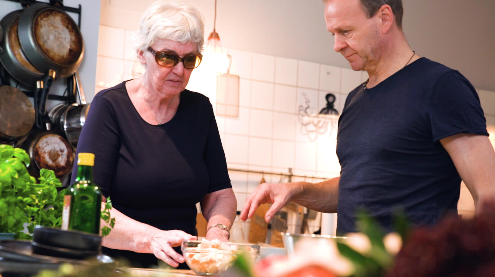 Frau Poppe und Thomas Leiendecker bei der Zubereitung von Frikadellen