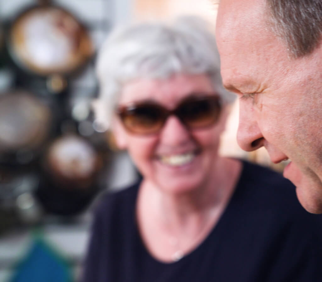 Frau Poppe und Thomas Leiendecker bei der Zubereitung von Frikadellen
