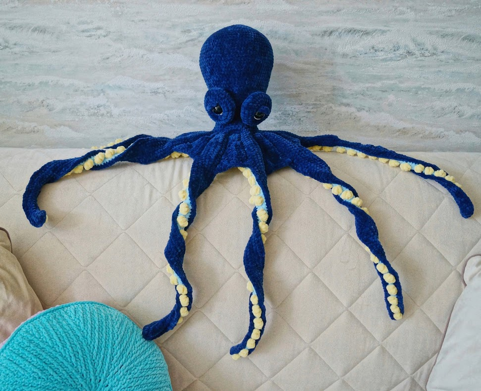 Осьминог игрушка крючком. Большой вязаный осьминог. Аппликация из ткани осьминог. Аппликация осьминожки нитки. Вязаный осьминог.