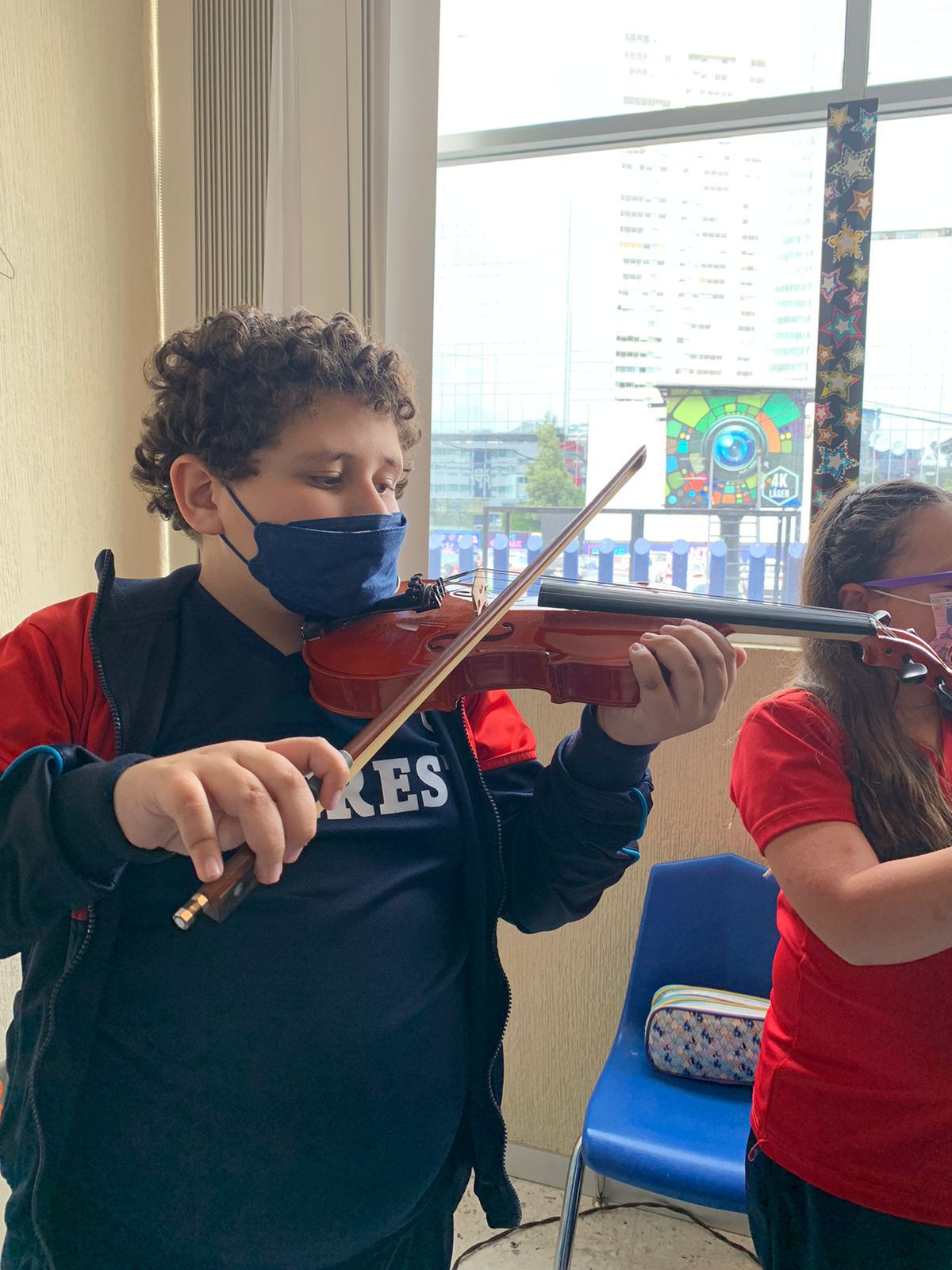 niño tocando el violín
