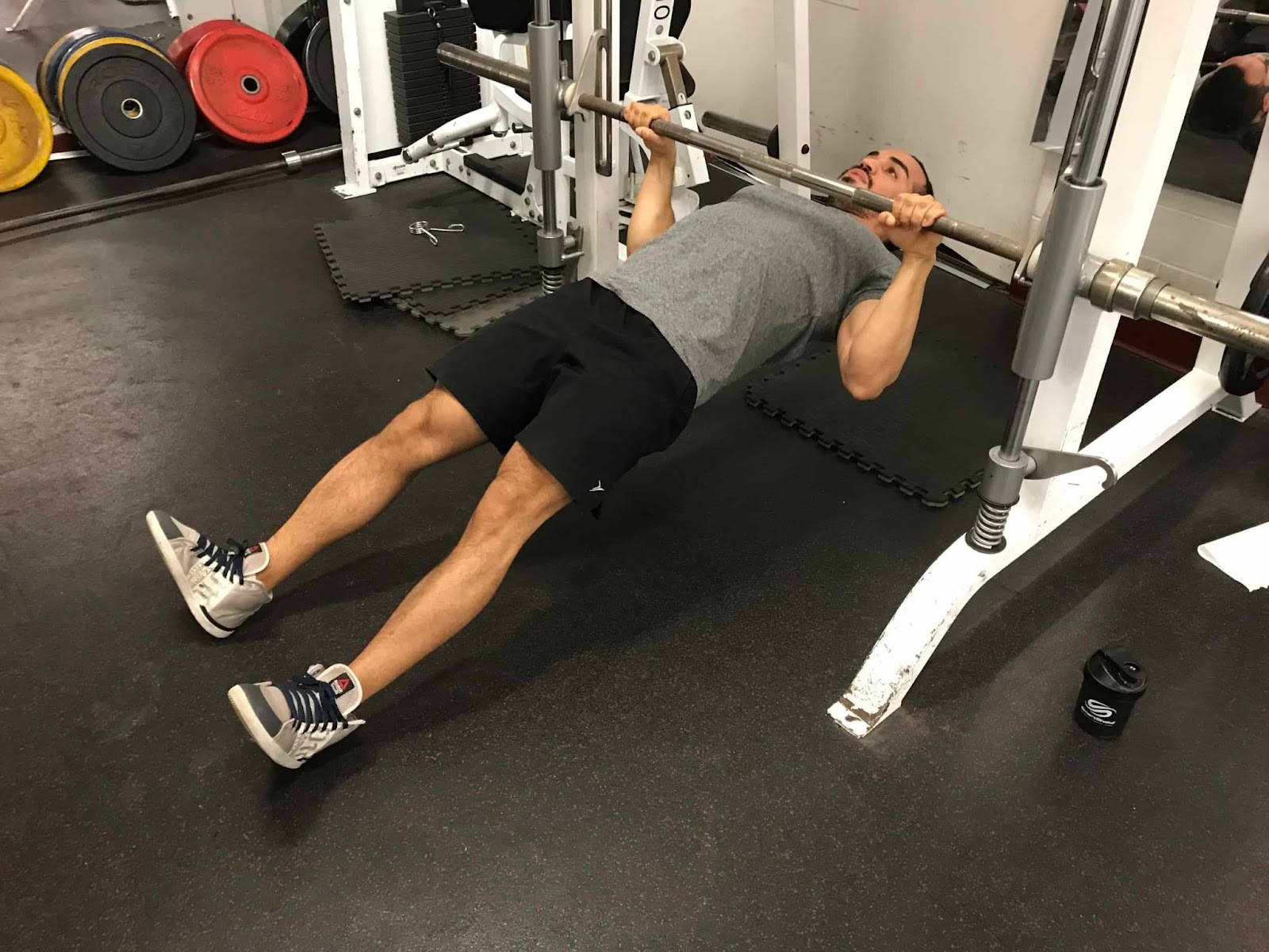 Shith Machine Inverted Row รวม 5 ท่าออกกำลังกายด้วย Smith Machine ช่วยพัฒนากล้ามเนื้อครบทุกส่วน