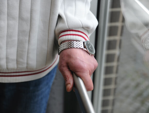 Wohnungsloser steht am Fenster