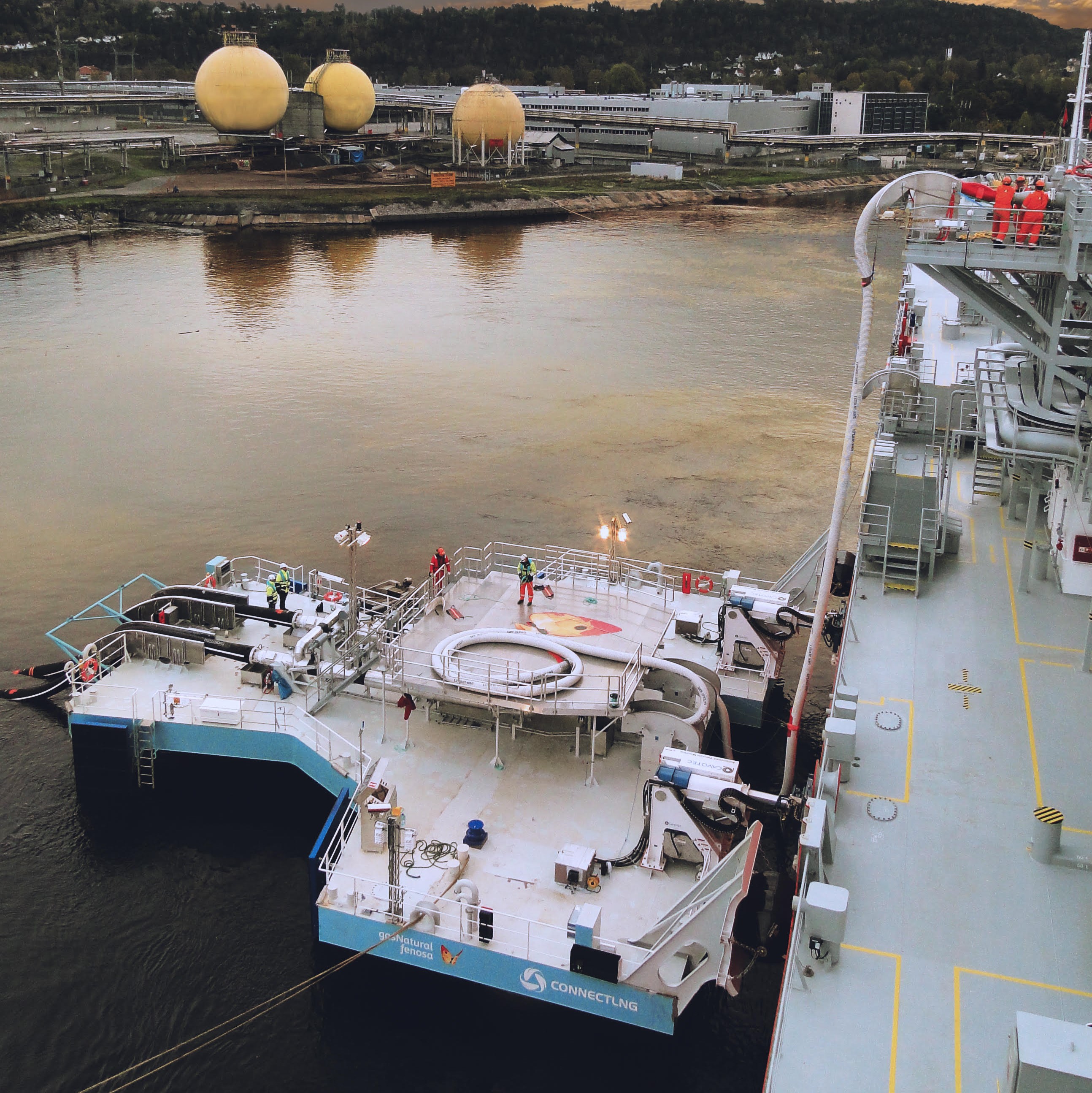 Jettyless transfer system in operation