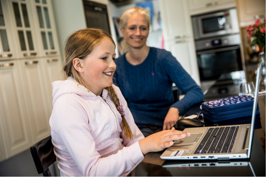 Lisa og mamma Victoria sitter foran PC-skjermen og snakker med Tellef i andre enden.