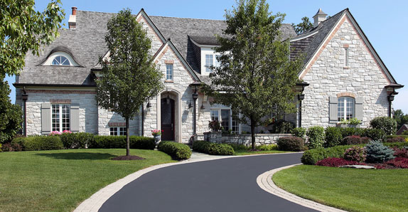 LandscapA perfect driveway in Horseshoe, ON.e design in the Golden Horseshoe, ON