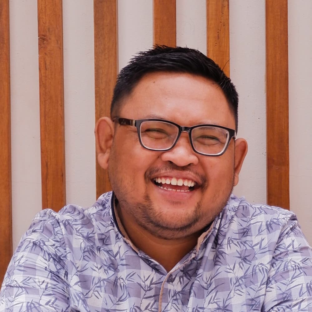 Headshot of a man smiling.