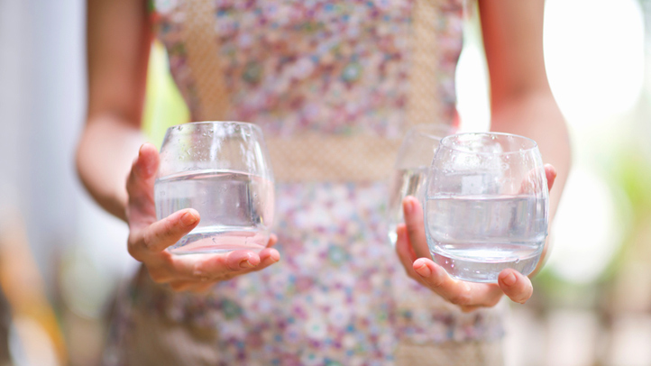 4-Simple-Ways-to-Stay-Hydrated-This-Summer-722x406.jpg
