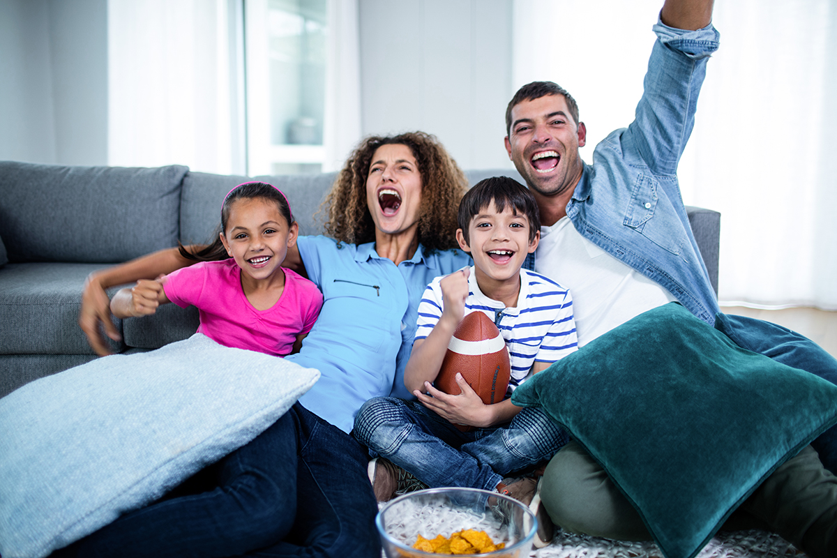 Family watching american football match on television at home|wvh-blog-template|Big, big screen|football exercise|football-fitness