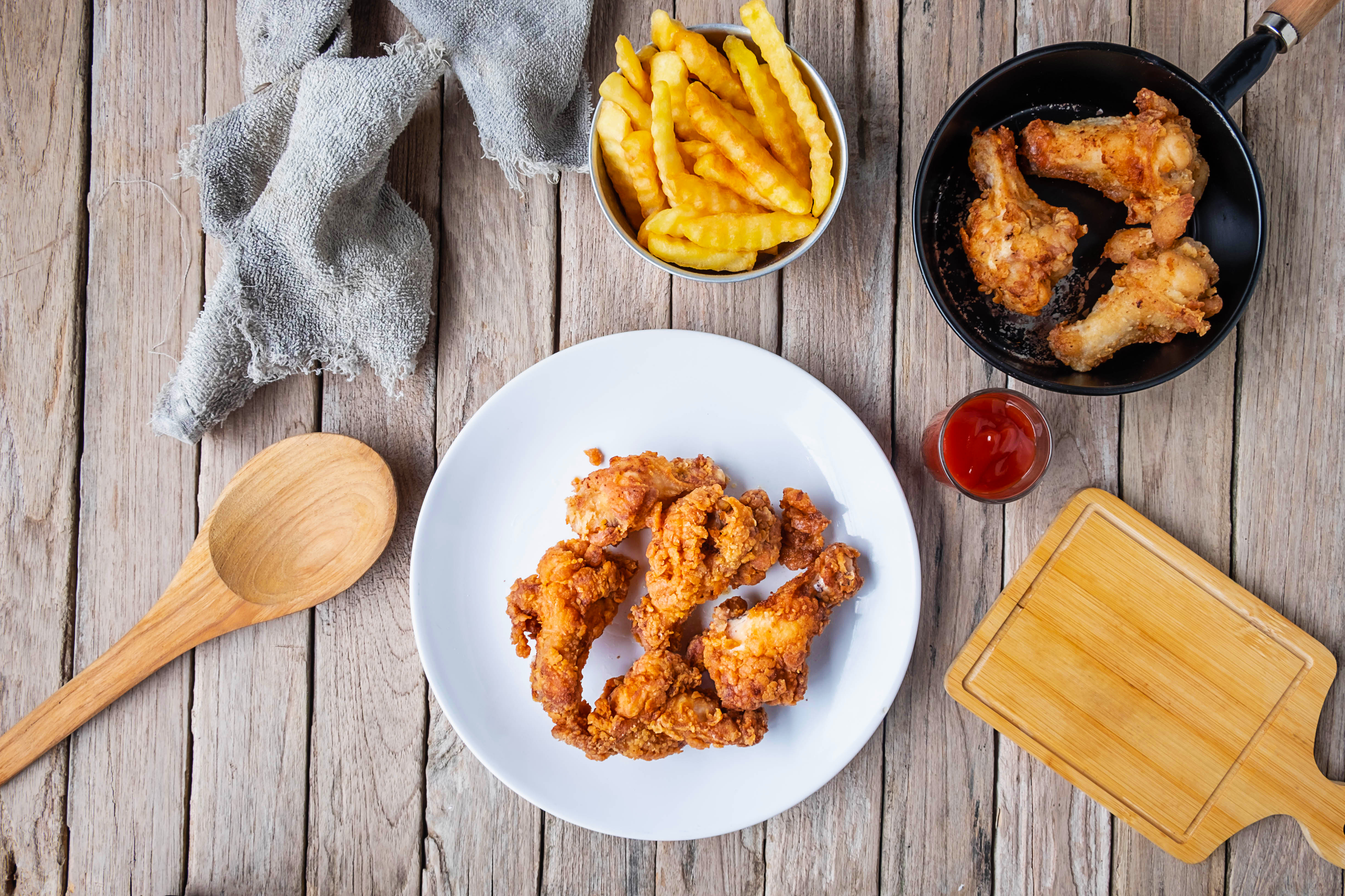 Cook fried chicken on the table in the kitchen.|air-fryer