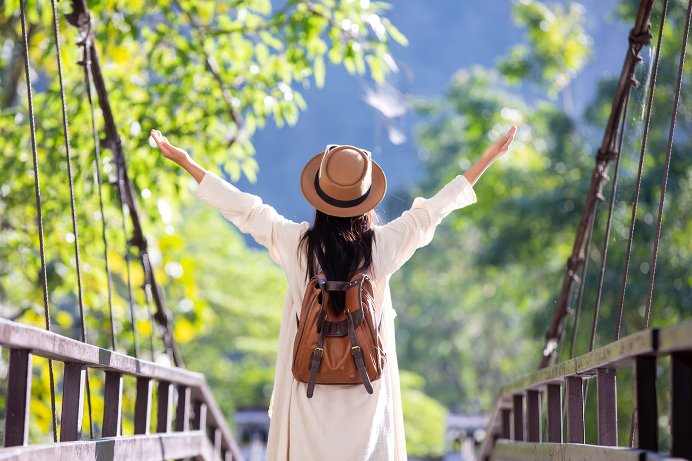 Female tourists spread their arms and held their wings, smiling happily.|open-minded