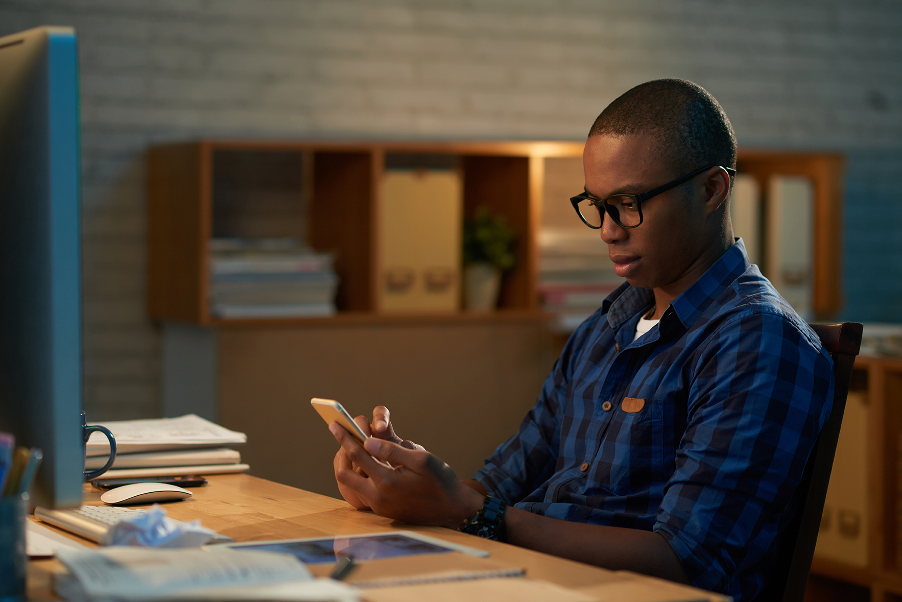 Texting with Colleague on Smartphone|creating-flexible-structure