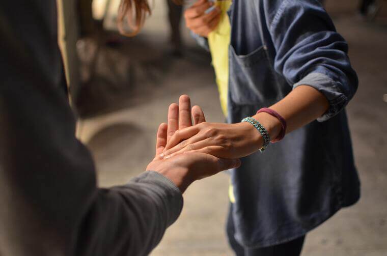 zwei personen, die sich die hand geben als zeichen der unterstützung