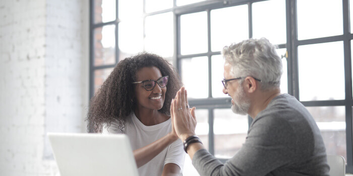 Zwei Personen, die sich einen High five geben.