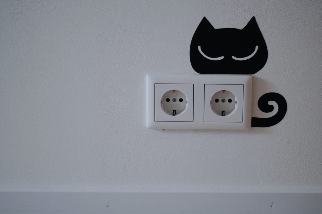 garder son logement propre : penser à nettoyer vos prises électriques.