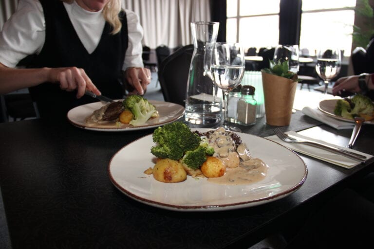 Elever äter mat i lunchrestaurang