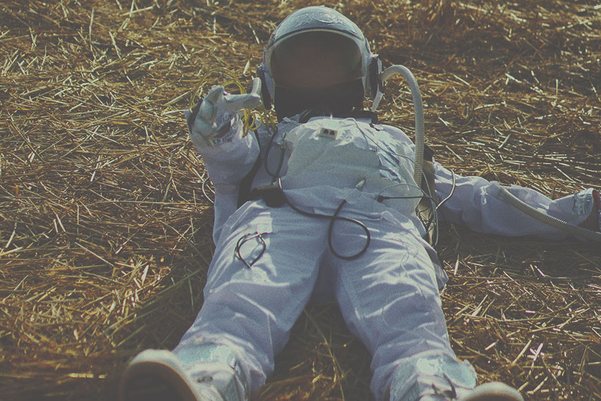 Astronaut liegt auf dem Boden