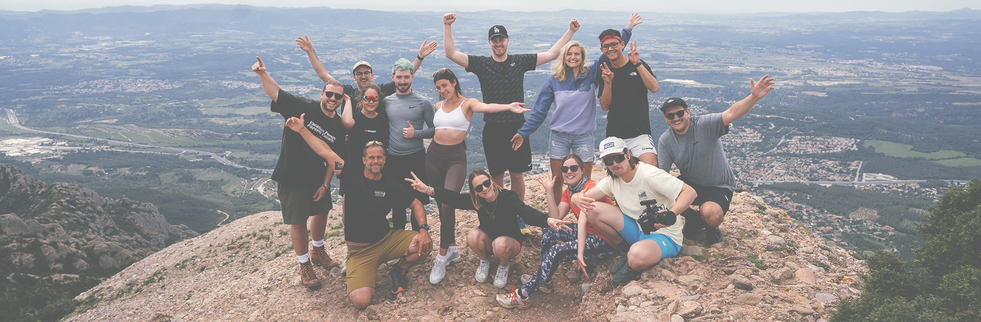 Gruppenfoto des Start-up-Camps in Barcelona mit Teilnehmern, Mentoren und dem LEXROCKET-Team
