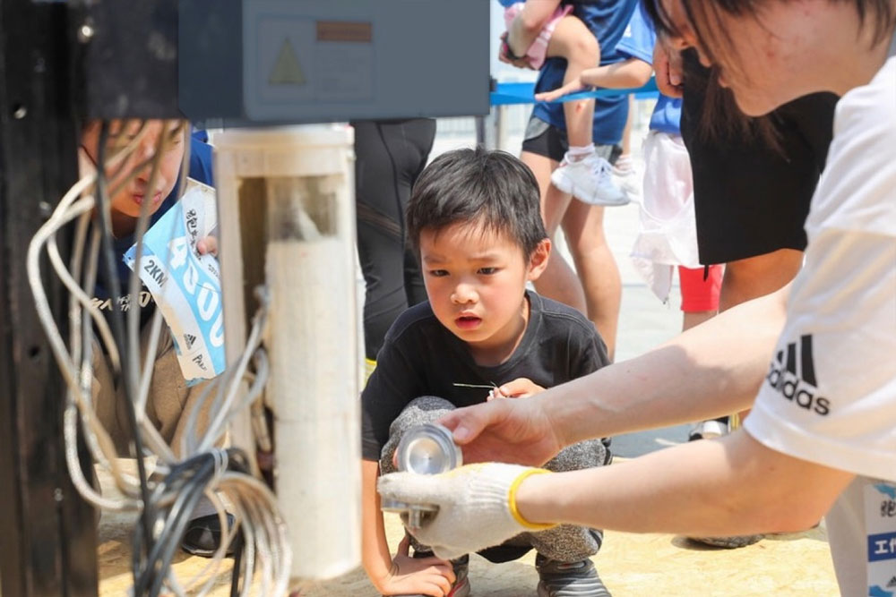kid learning plastic recycling