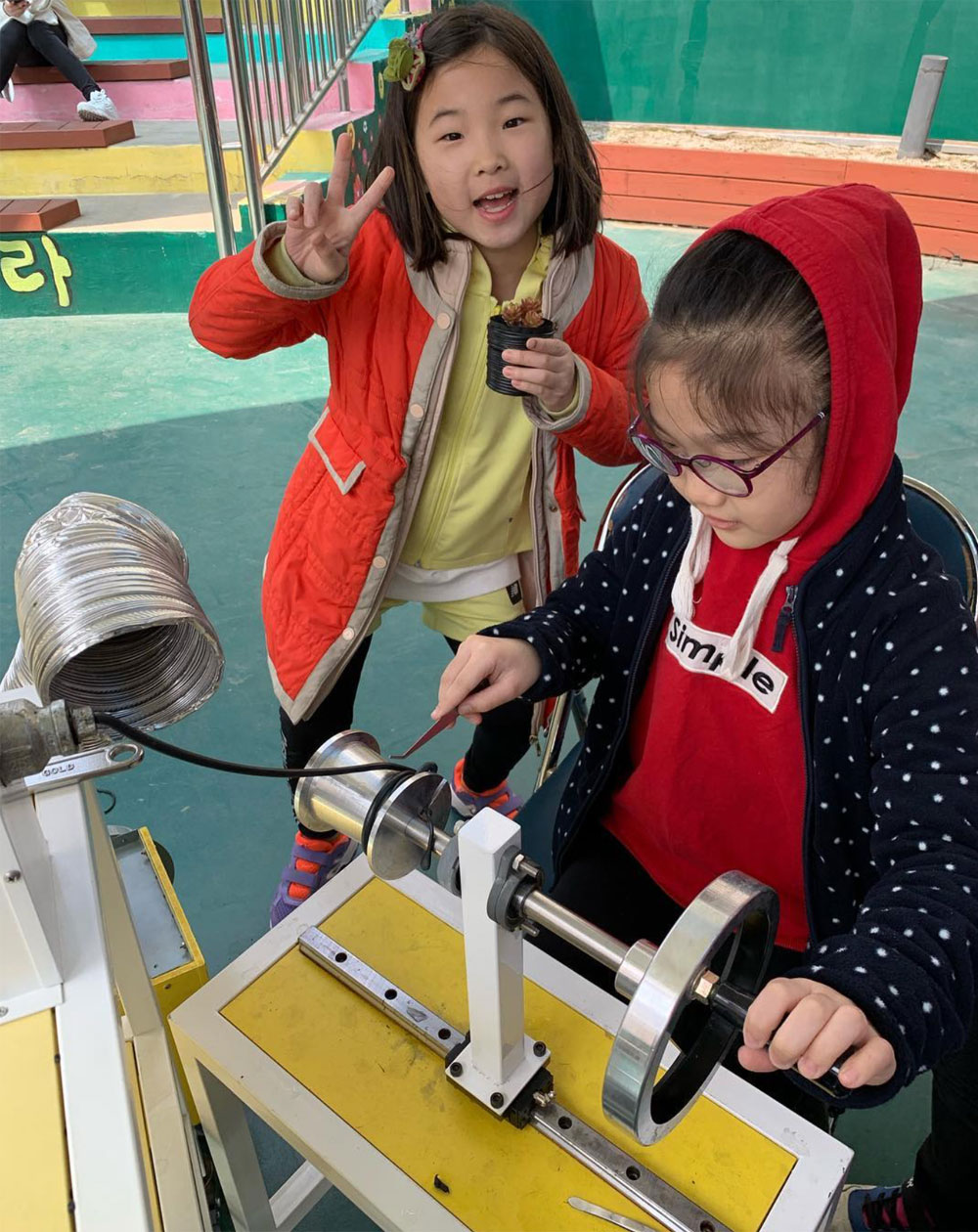 Precious Plastic extrusion workshop with kids