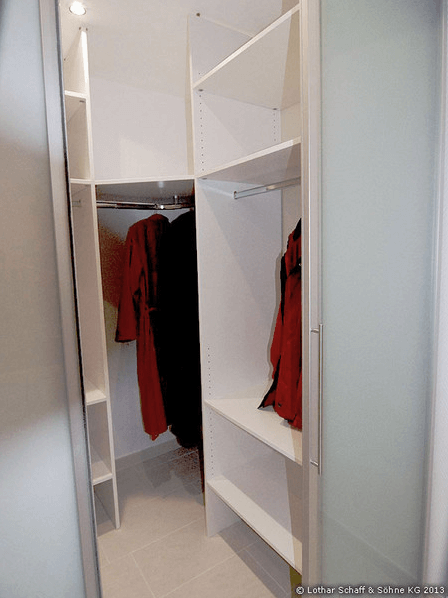 Begehbarer Kleiderschrank in Weiß mit Schiebetüren