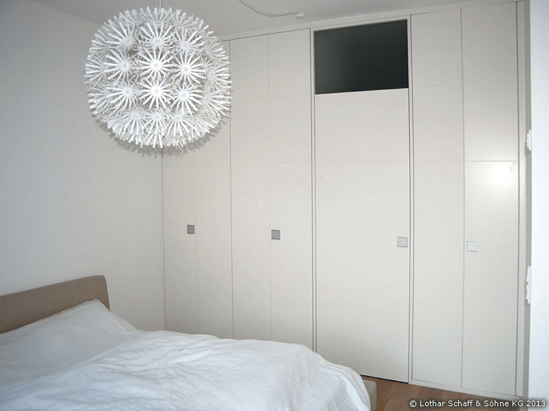 Weißer Einbaukleiderschrank vom Schreiner für das Schlafzimmer