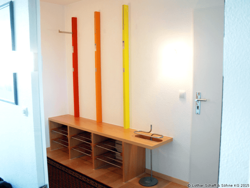 Bunte, raumsparende Garderobe mit vielen Funktionen