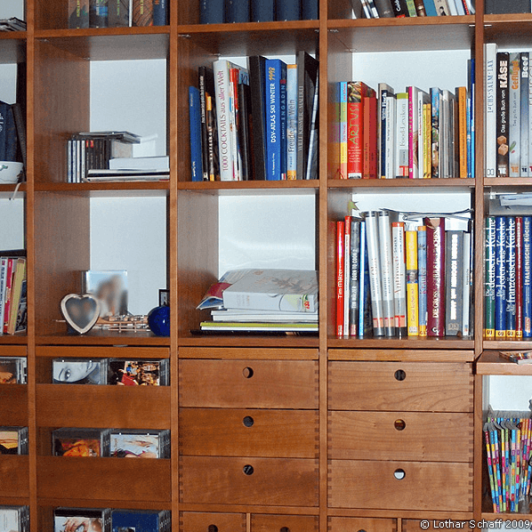 Bücherregal aus massivem Kirschbaum-Holz