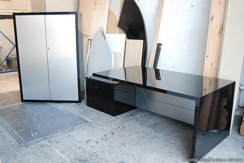 Büroeinrichtung mit schwarzen, alufarbenen Schreibtisch und Aktenschrank