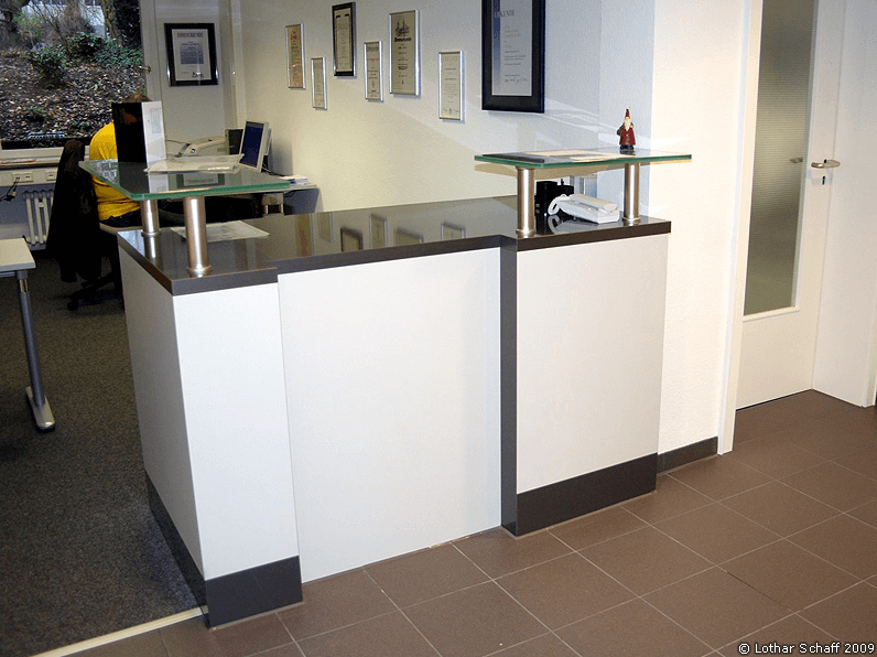 Büro Empfangstheke mit Glasplatten und Dokumentenablage