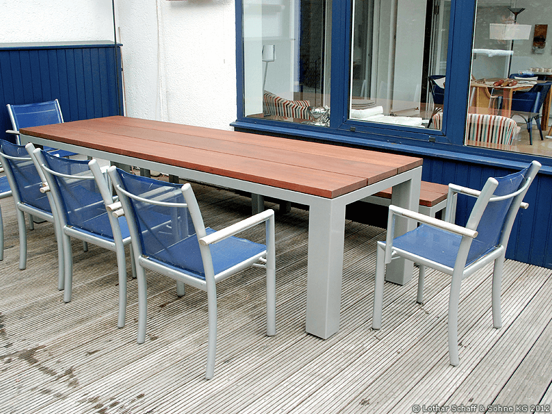 Gartentisch und Gartenbank aus Metall und Mahagoni in wasserabweisender Konstruktion