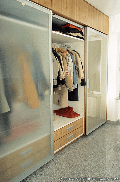 Garderoben-Schrank mit Bambus-Holz, Schiebetüren und satiniertem Glas